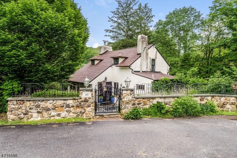 Long Valley Cottage Has A Fairytale Backyard And A Magical Price