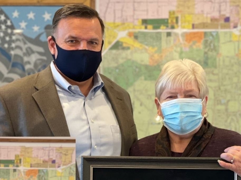 Mayor Bryan Jensen honors Nancy McGhee as the year's final Community Service Award winner. 