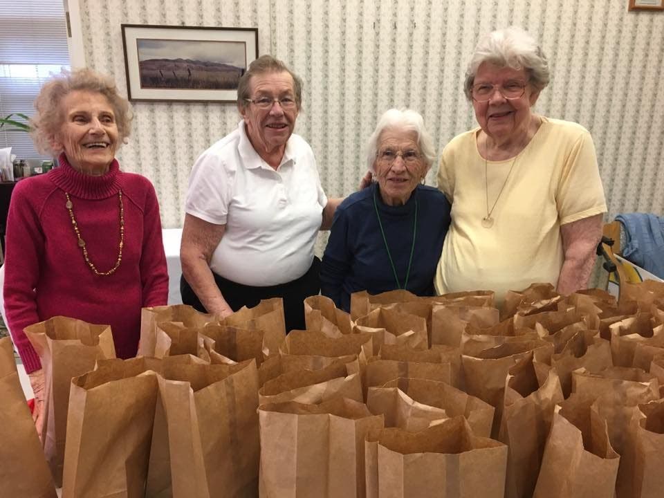 Middlewoods of Farmington Residents Bag Lunches for Bushnell Park