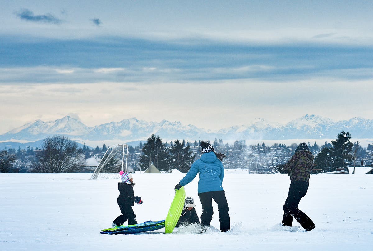 https://patch.com/img/cdn20/users/22906546/20190204/091544/styles/raw/public/processed_images/snowball_fight_jefferson_park-1549330515-9057.jpg
