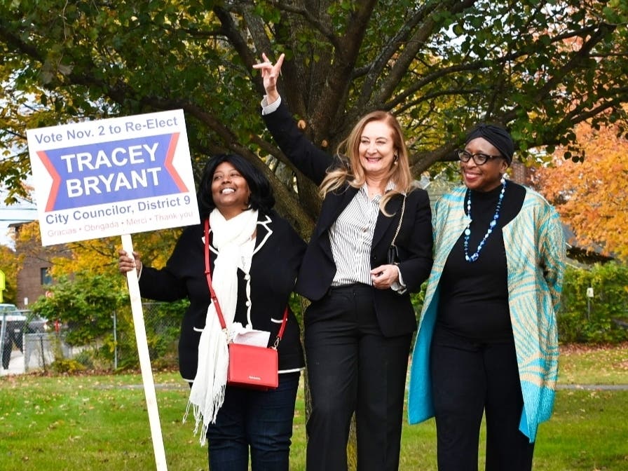 Margareth Shepard (c) with District 9 Councilor Tracey Bryant (l) and former mayor Yvonne Spicer (r). 