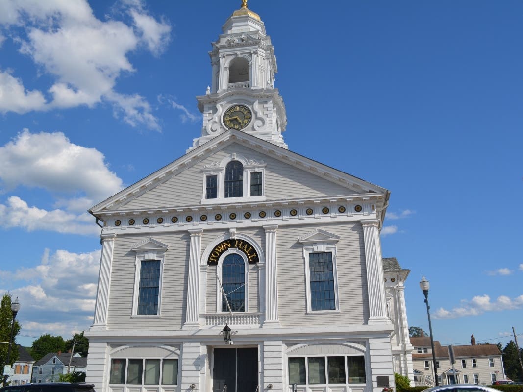 The Select Board on Monday will discuss approvals for two new food establishments. 