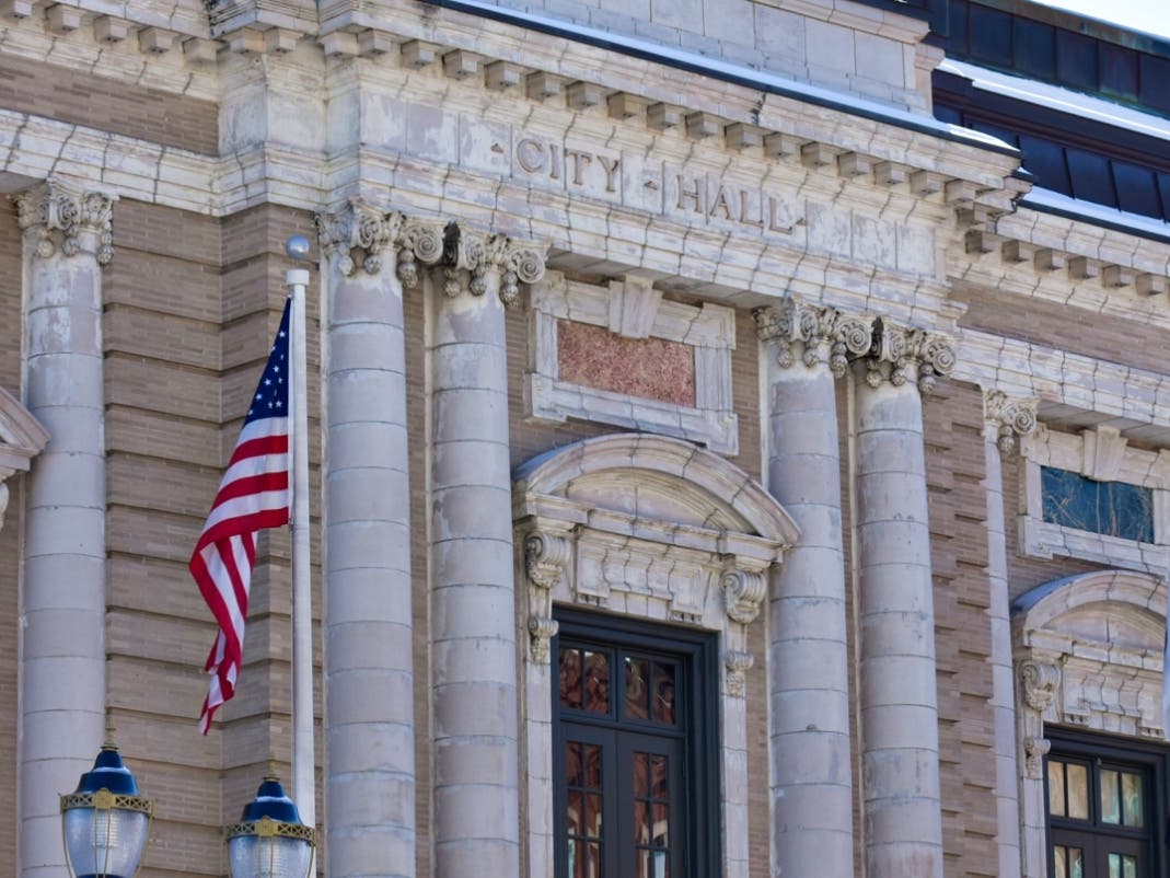 The Marlborough City Council and Mayor Arthur Vigeant appear to have struck a deal to move forward with the purchase of land for a new west side fire station. 