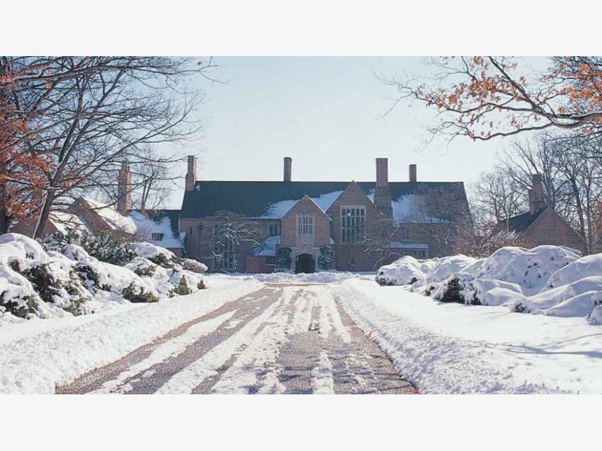 Christmas Home Tour Features Tangley Oaks Mansion & Six Homes Lake