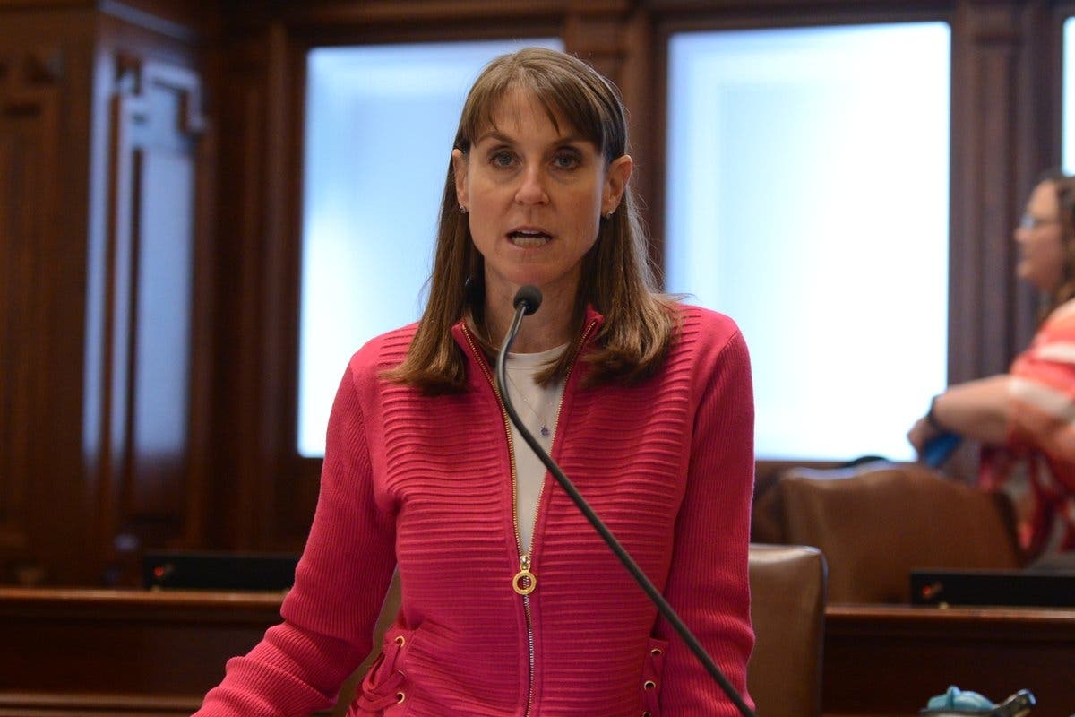 Sen. Laura Fine (D-Glenview) sponsored Senate Bill 1639, which changes state law governing the hiring of non-residents.