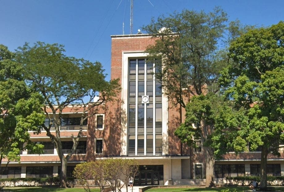 5 New Trier High School students and a student at North Shore Country Day School were named National Merit Scholars.