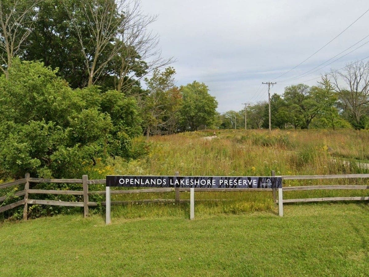Representatives of the private owner of the Openlands Lakeshore Preserve on the former Fort Sheridan military base blame a lack of information from the Defense Department for the continued closure of the bluff and beach trail.