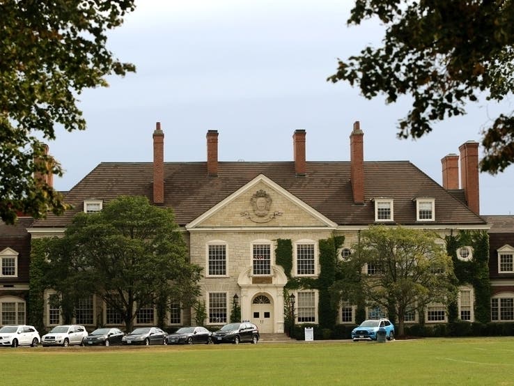 A Sept. 13 meeting of the Lake Forest Community High School District 115 board was disrupted by a series of speakers who declined demands to don face coverings.