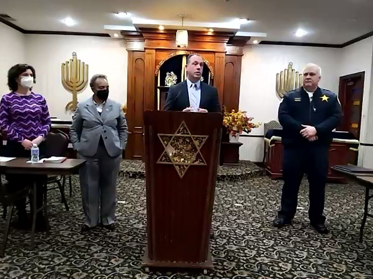 Ald. Deb Silverstein, 50th Ward, at left, hosted Mayor Lori Lightfoot and Chicago police at a community meeting Monday evening to discuss recent incidents of antisemitic vandalism.