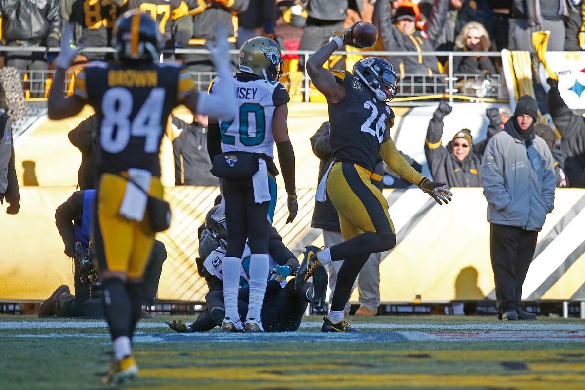 Le'Veon Bell scores a touchdown with another former Steelers, Antonio Brown, looking on. (File photo).