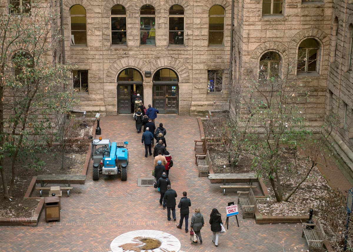 People arrive to the Allegheny County Courthouse for the second day of the Rosfeld homicide trial.