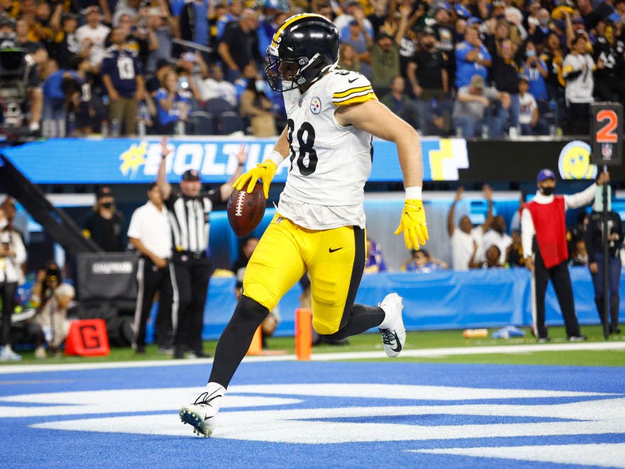 Steelers tight end Pat Freiermuth scores a touchdown in Los Angeles on Sunday.