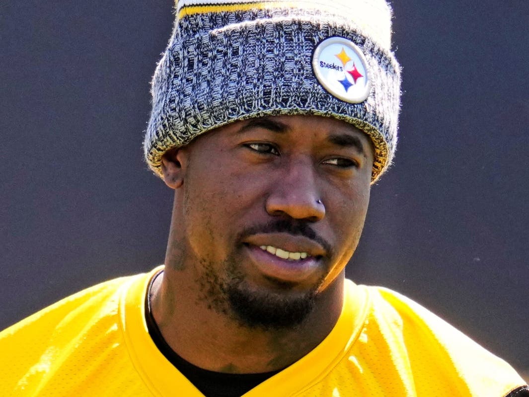 Pittsburgh Steelers cornerback Joey Porter Jr. (24) participates in the team's NFL football practice in Pittsburgh, Wednesday, June 3, 2026. 