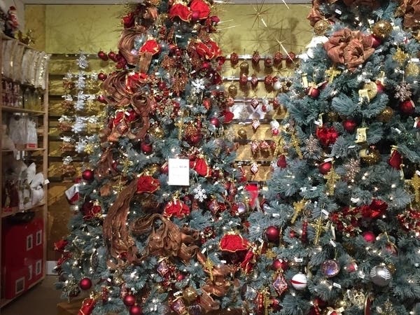 Still not done with your holiday shopping? Here's when local malls are open for late-minute shoppers and on Christmas Eve 2019. 