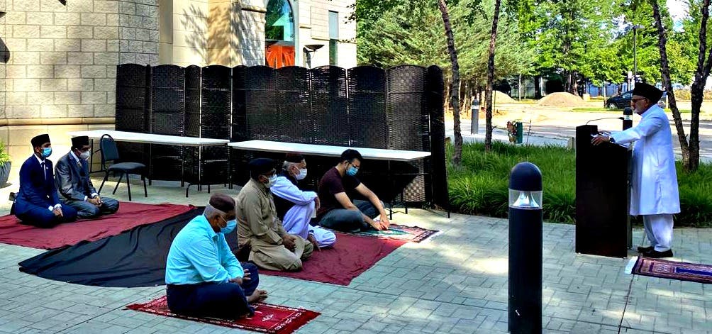 Imam Shamshad delivering Eid-ul-Adha Sermon at Masjid Mahmood Imam Shamshad delivering Eid-ul-Adha Sermon at Masjid Mahmood