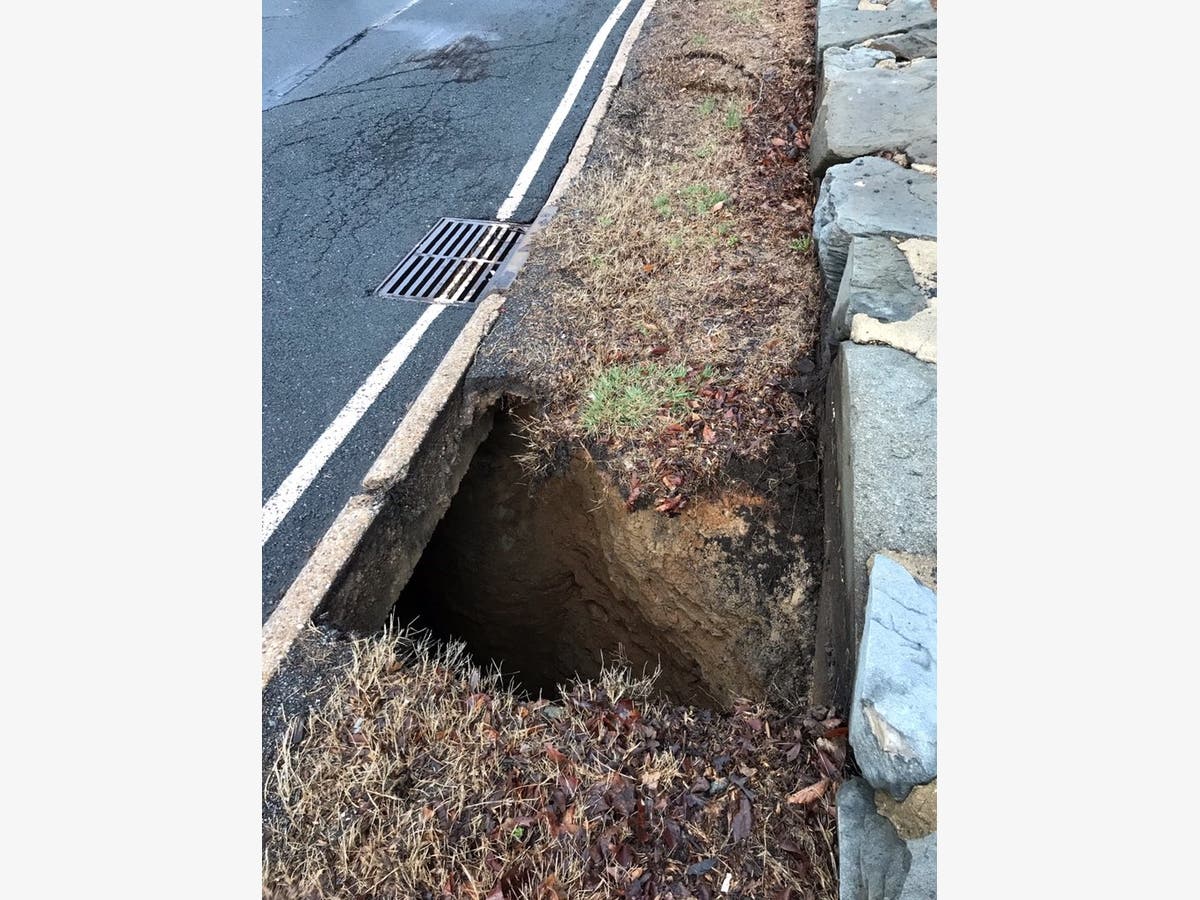 A sinkhole closed both directions of the George Washington Memorial Parkway in McLean Friday.