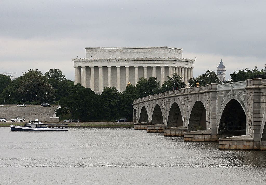 Capital Church of Vienna's sunrise Easter service at the Lincoln Memorial draws thousands.