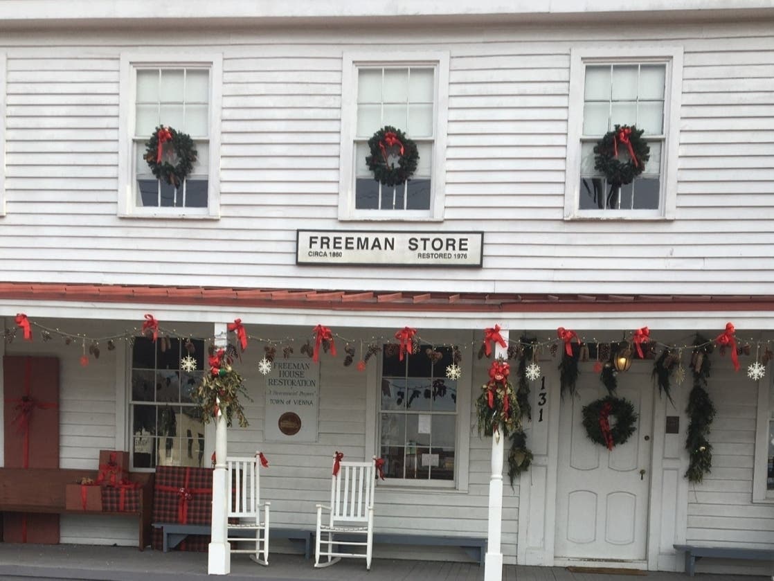 The 2021 Vienna Holiday Decorating Contest will award the best decorated homes and businesses. 