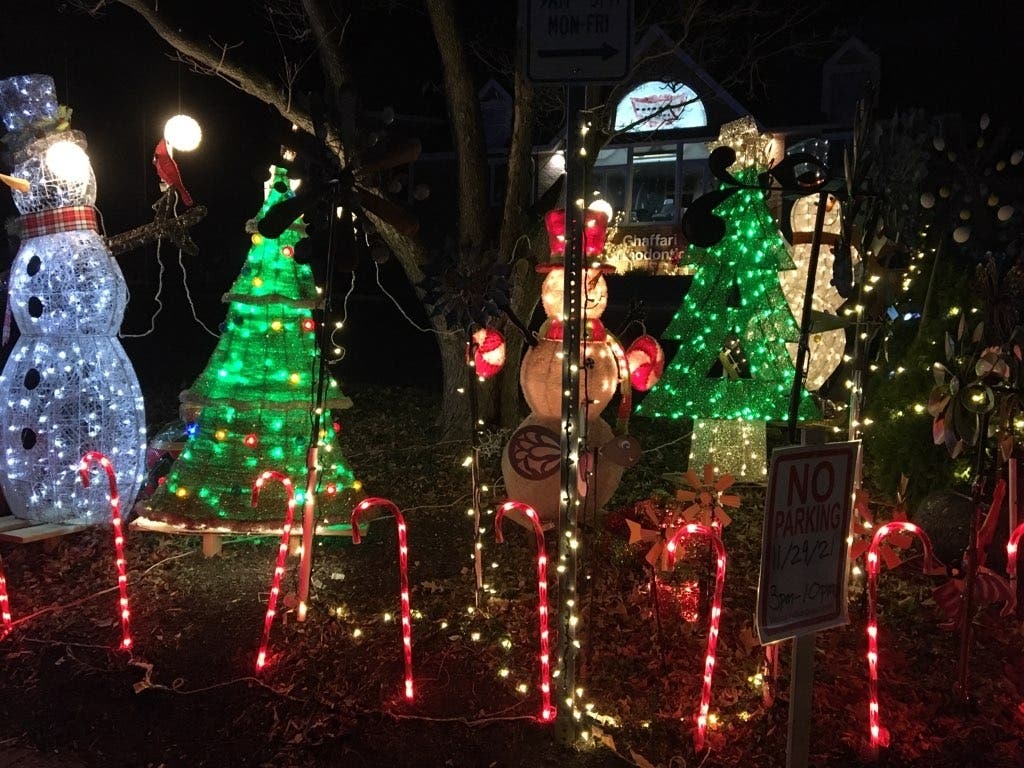 Visit home and business holiday displays nominated for the Town of Vienna Holiday Decorating Contest before voting for your favorite.