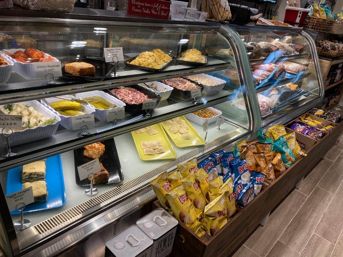 Nozzo Pazzo, a deli spinoff of Pazzo Pomodoro in Vienna, opened Monday at Danor Plaza. 