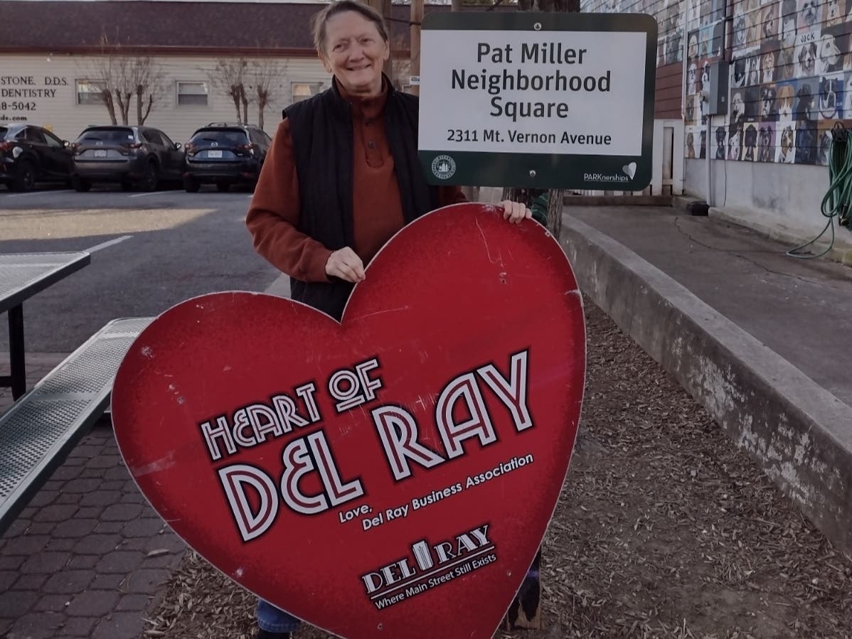 Pat Miller, founder and manager of the Del Ray Farmers Market, is pictured with the 2023 Heart of Del Ray award.