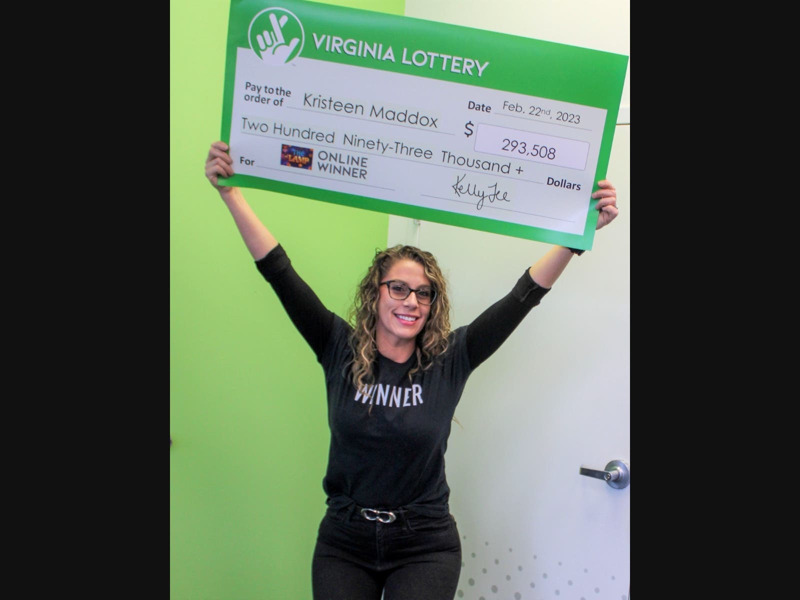 An Alexandria woman playing a lottery game online in a parking lot scored a jackpot prize.