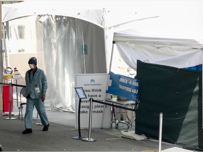 A health care worker at a Kaiser hospital in San Francisco on April 9, 2020. Gov. Gavin Newsom has contracted to buy hundreds of millions of face masks from a manufacturer in China to protect California's medical workers. 