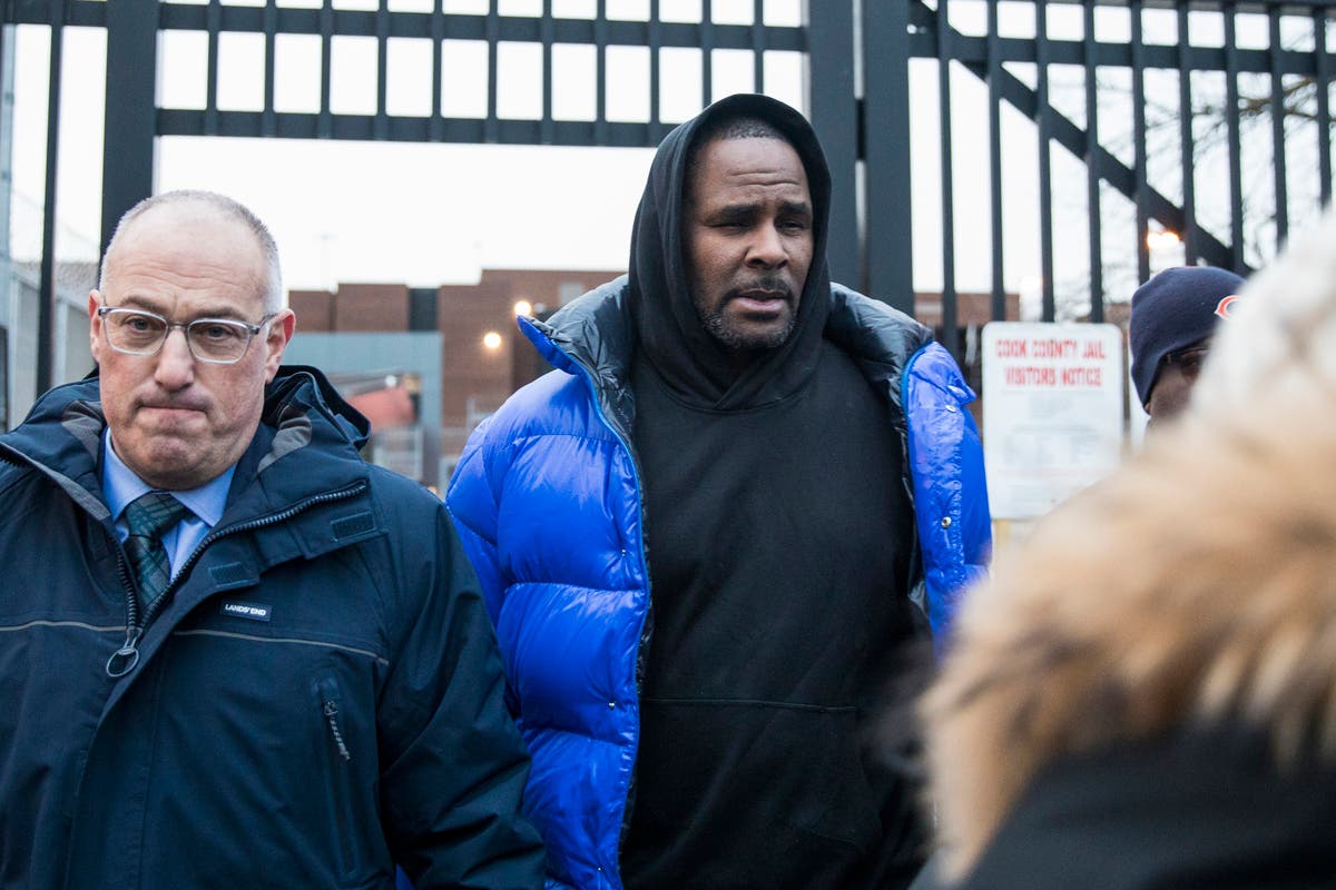 R. Kelly walks out of Cook County Jail with his defense attorney, Steve Greenberg after posting $100,000 bail.