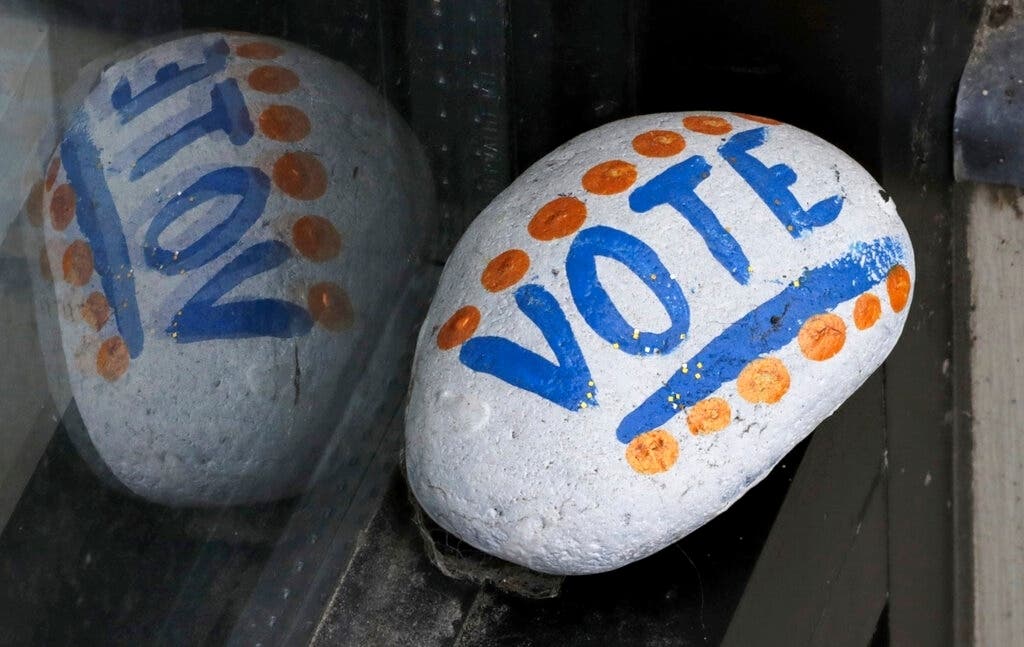 A new poll shows that dissatisfaction with the government system is closely tied with policy concerns.