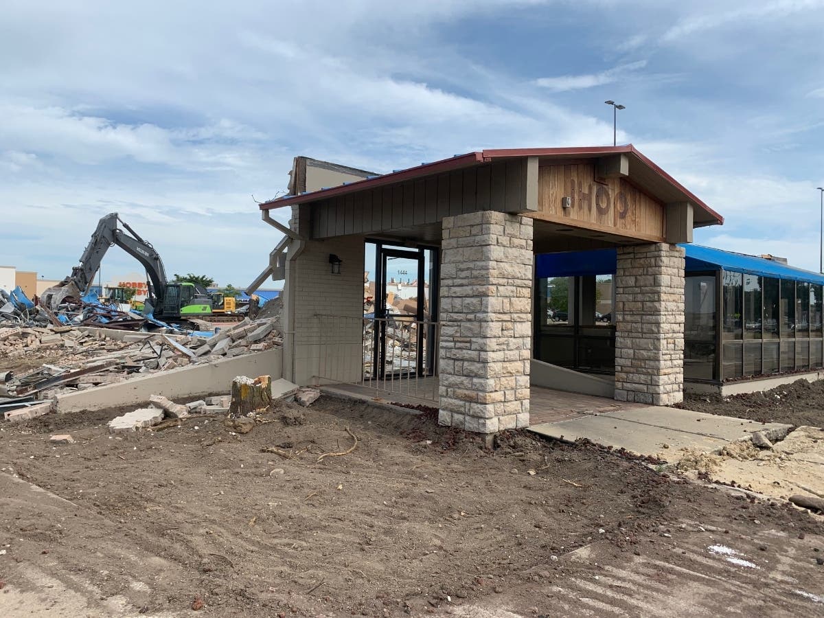 With Joliet's IHOP closed for good, a Portillo's restaurant will be replacing it. 