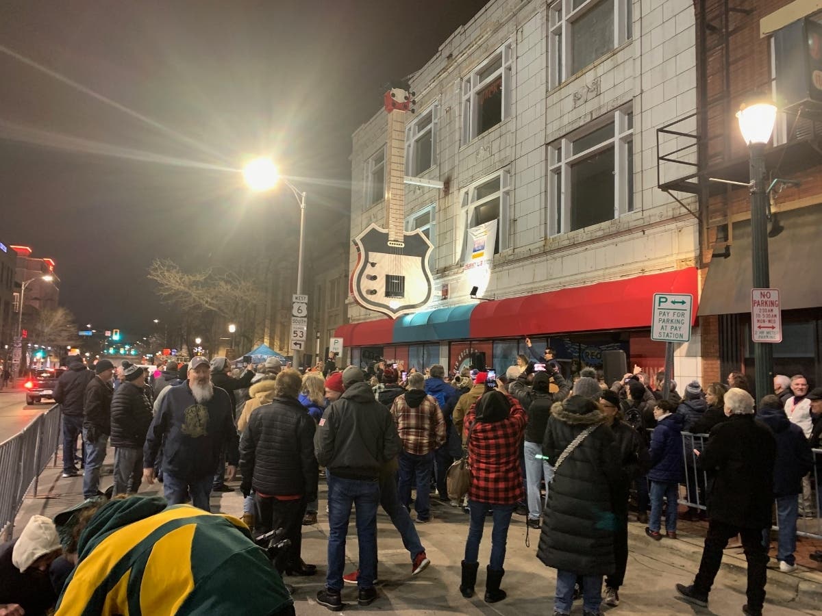 Photos World's Largest Guitar Now On Display In Downtown Joliet