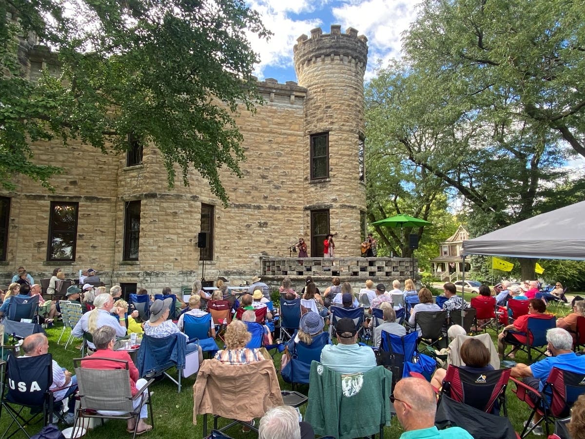 Bishops Hill's "Nashville On The Hill" shows take place in the winery's east lawn.