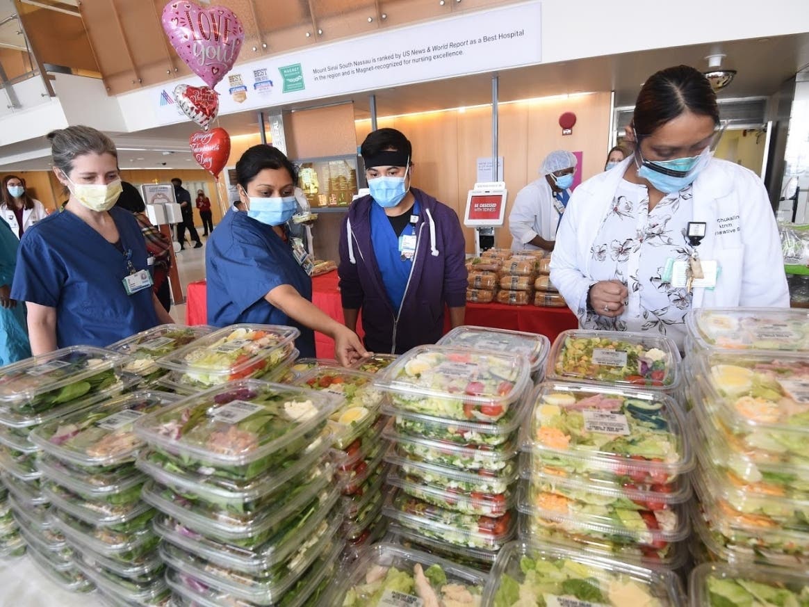 In celebration of the grand reopening and the remodeling of the Oceanside store and in support of the Oceanside community, Stop & Shop provided lunch to more than one-thousand frontline workers at Mount Sinai South Nassau Hospital. 