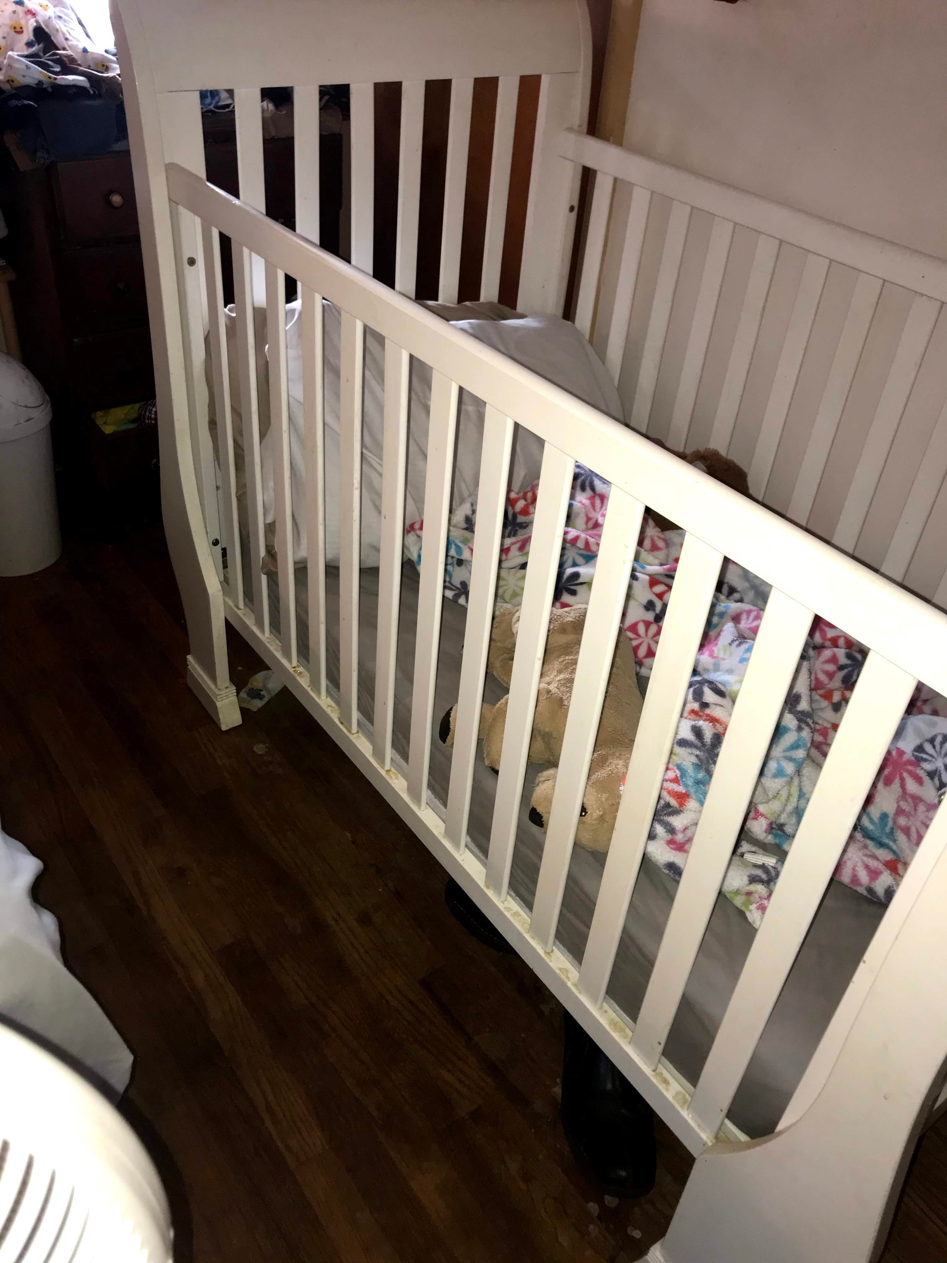 Baby crib - white.