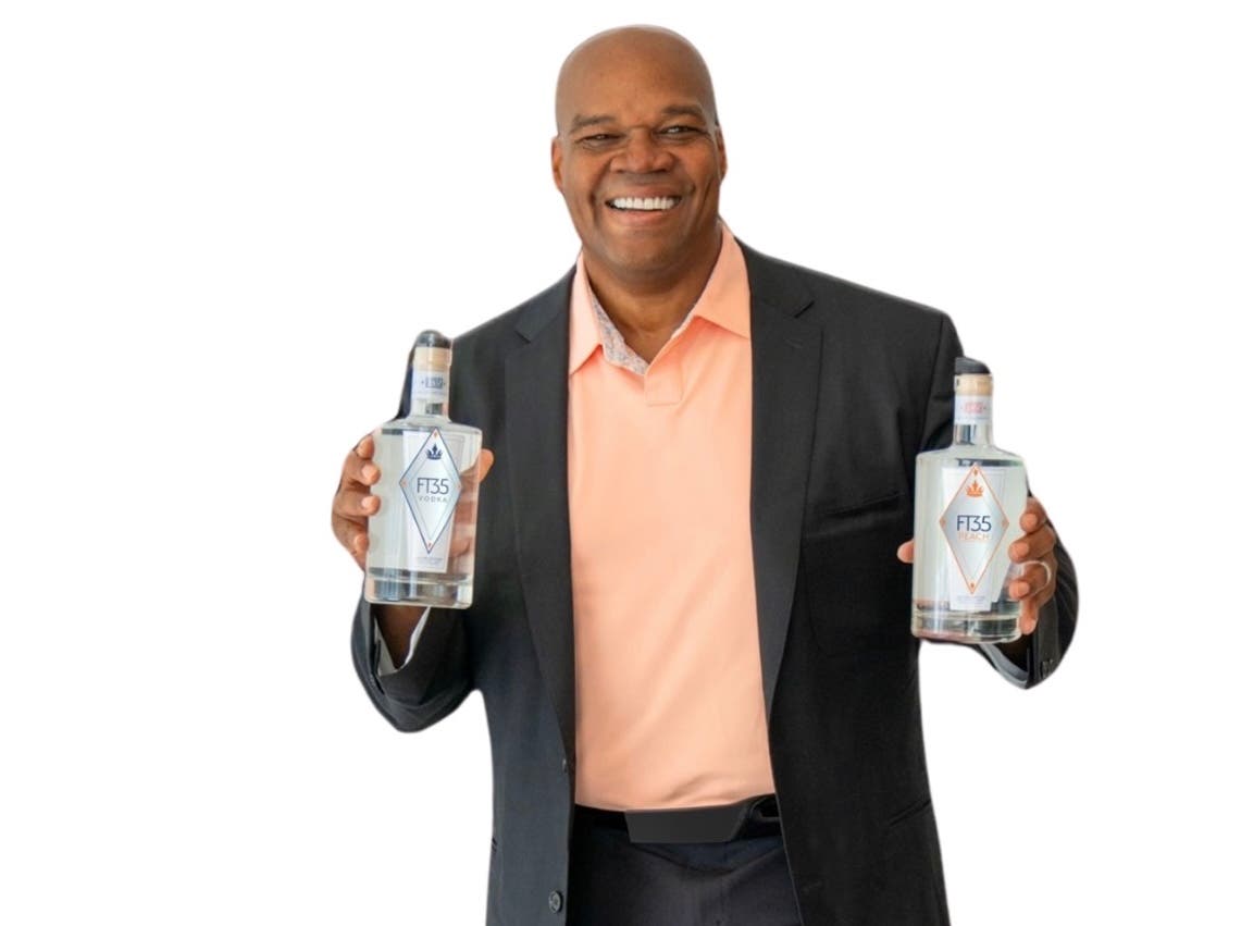 Hooters of Sarasota Hosts Meet and Greet with Baseball Hall of Famer Frank Thomas 