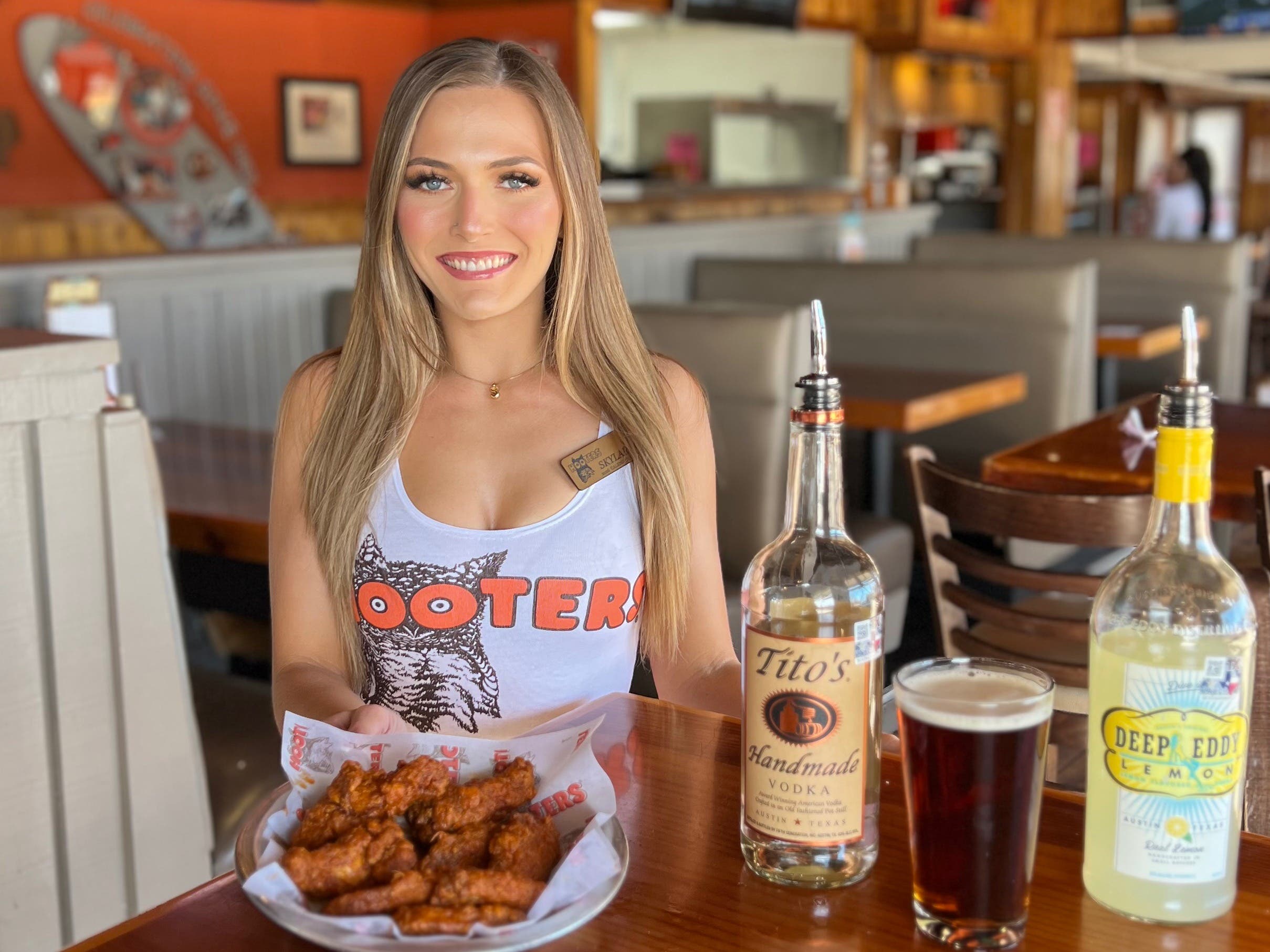 Hooters Honors 190 Years of Texas Independence with an Epic One-Day Deal: 8 Wings for Just $1.90