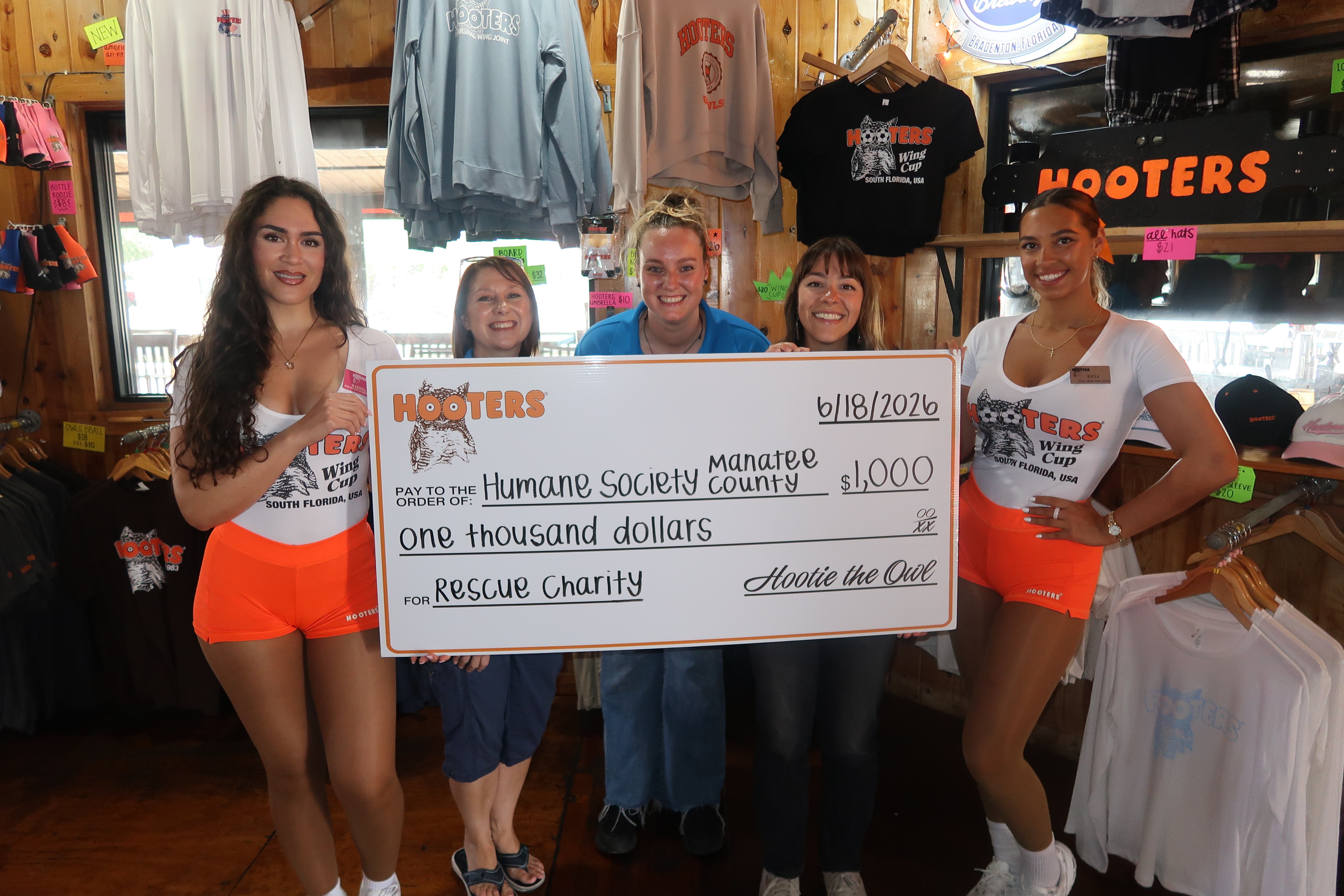 Hooters of Bradenton Thanks Community for a Successful Pet Food Drive and Friendraiser