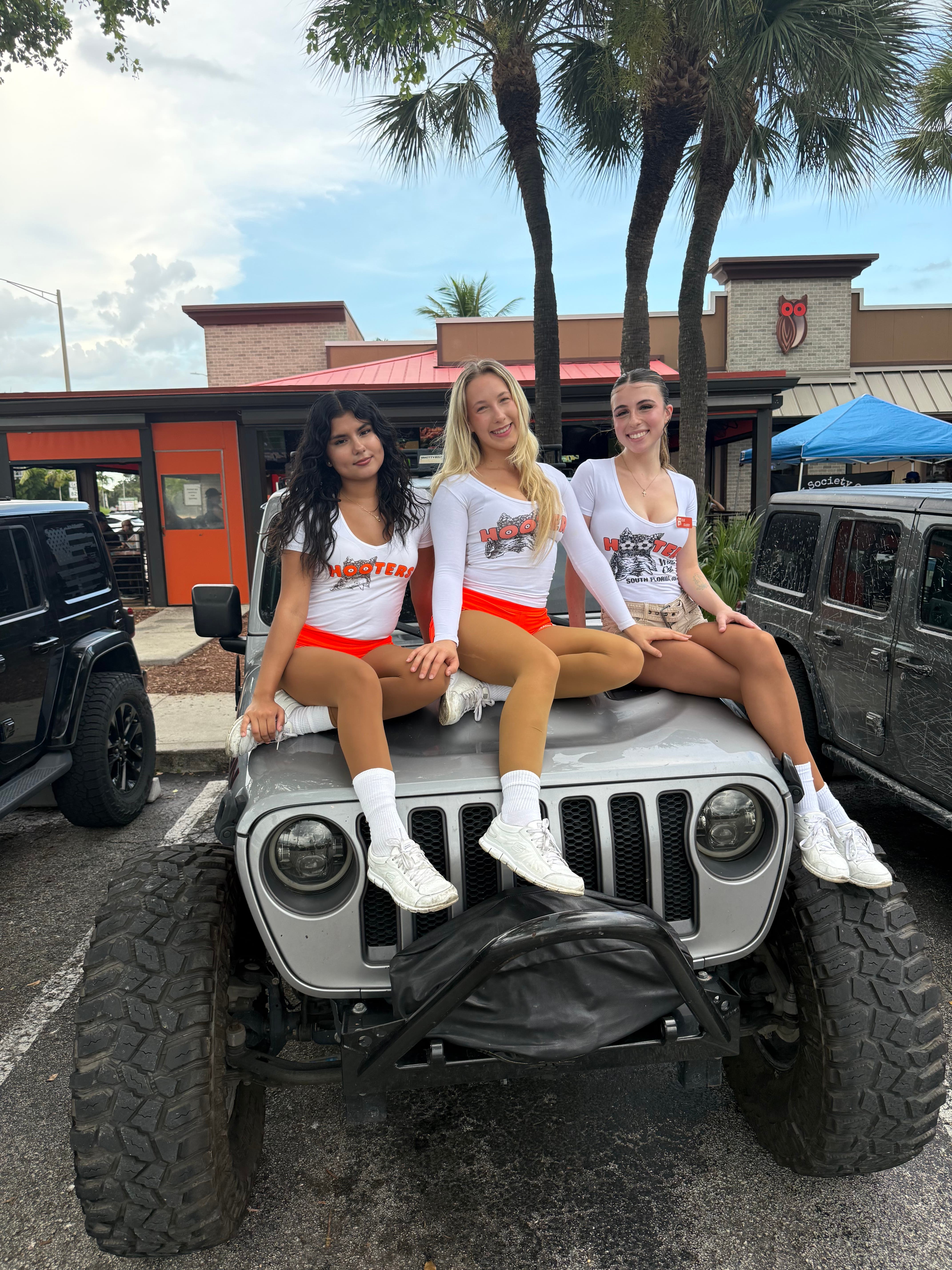 Earth, Wind and Tire Themed Jeep Night at Hooters of Pembroke Pines