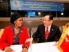 Dr. Hong greets Anna Tibaijuka, former under-secretary-general of the United Nations during the World Leader Summit of Love and Peace.