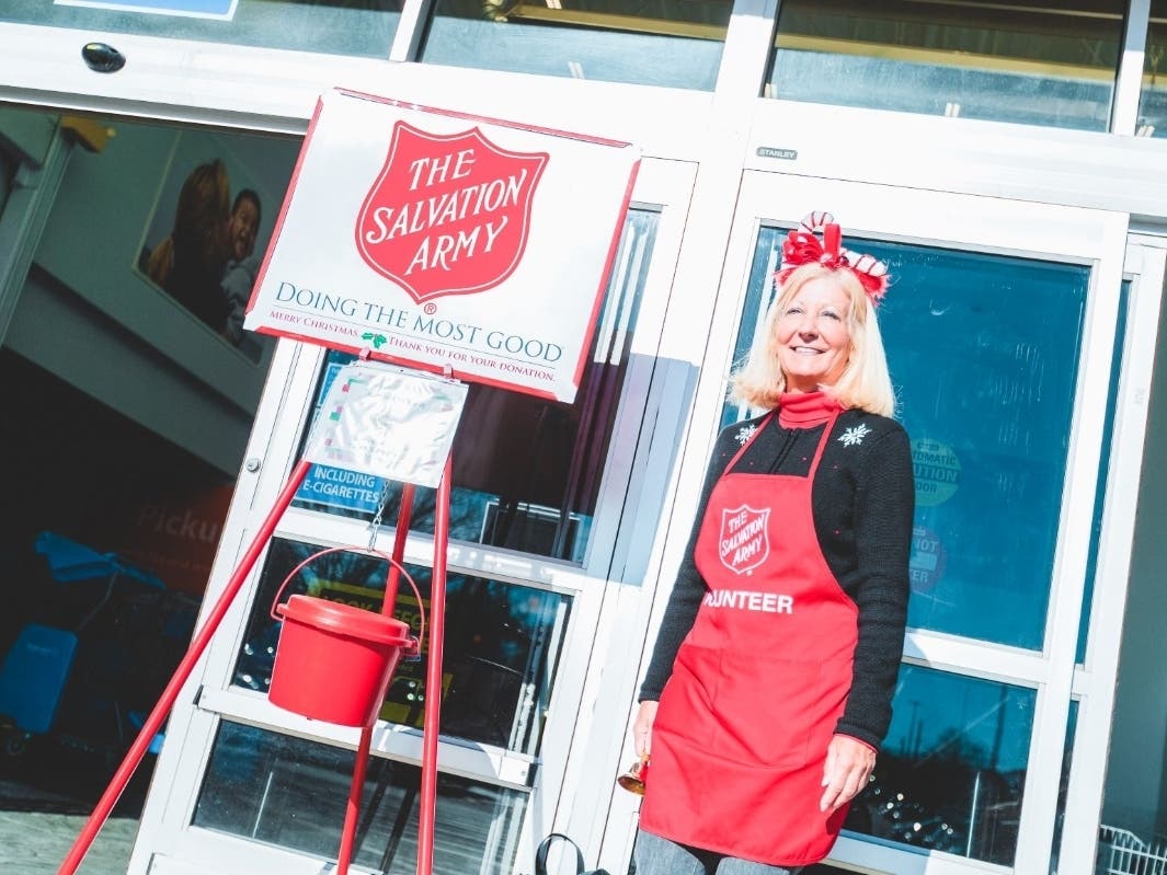 The campaign offers volunteers within the Tampa Bay area a chance to win a 2-carat diamond bracelet donated by International Diamond Center.