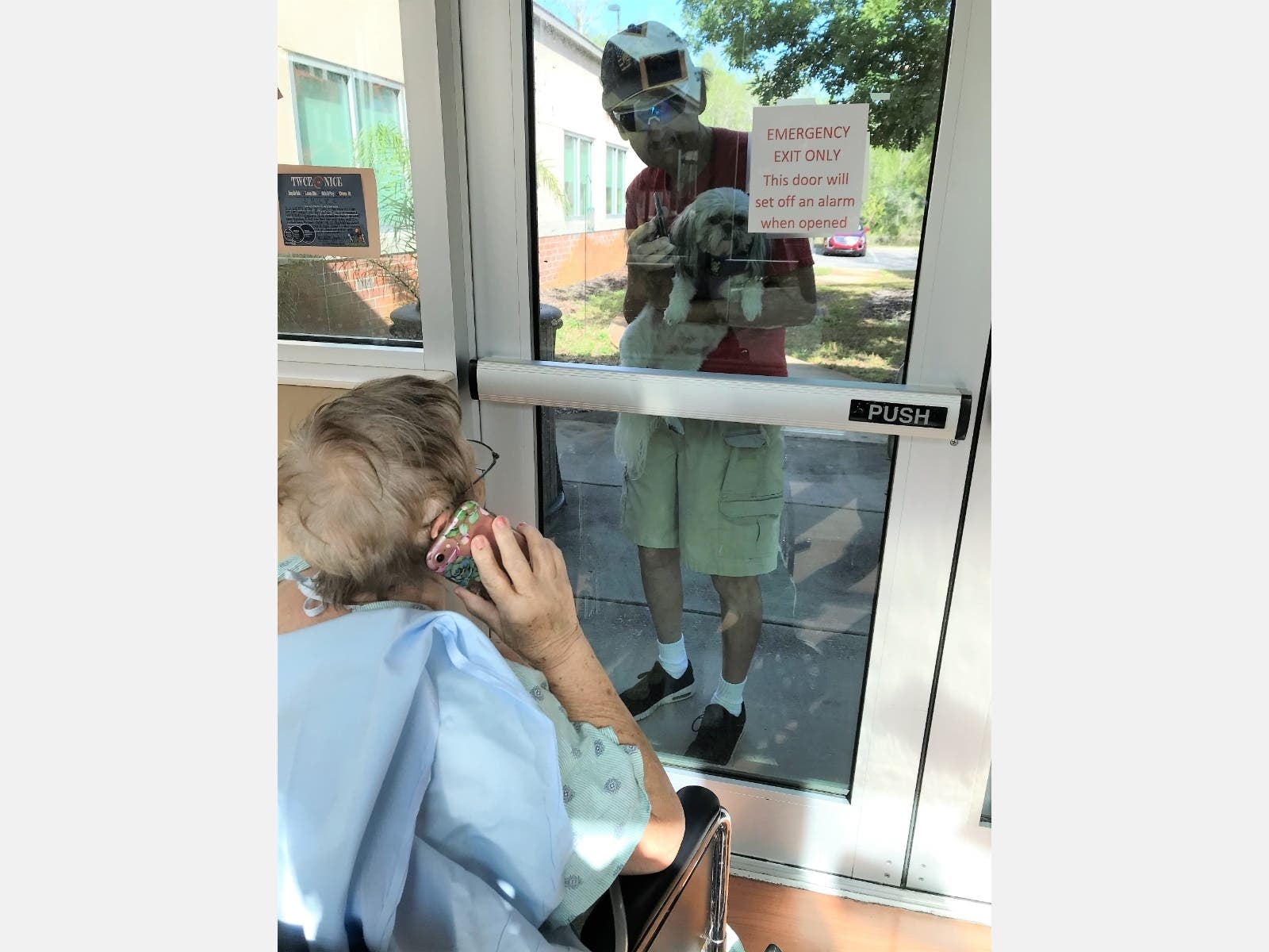 AdventHealth Connerton patient Loretta Smith isn’t letting the "no visitors policy" stop her from feeling the love from her husband, Dale, and her dog, Annie. 