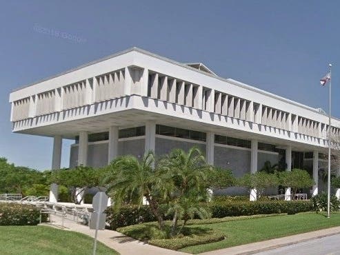 The city council plans to tear down the old city hall. 