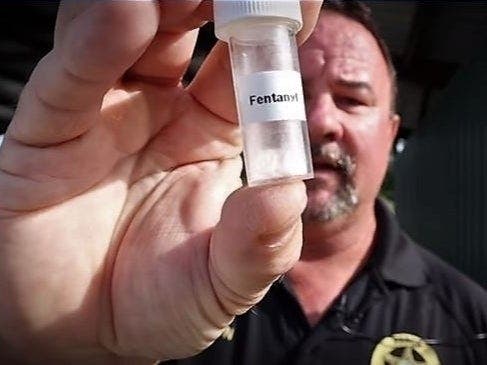 Pasco Sheriff's senior training analyst Chris Lofgren holds up a lethal amount of fentanyl. 