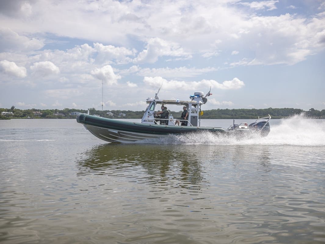 Pinellas County sheriff's deputies are investigating the death of a 33-year-old man who drowned after the dinghy he was in sank.