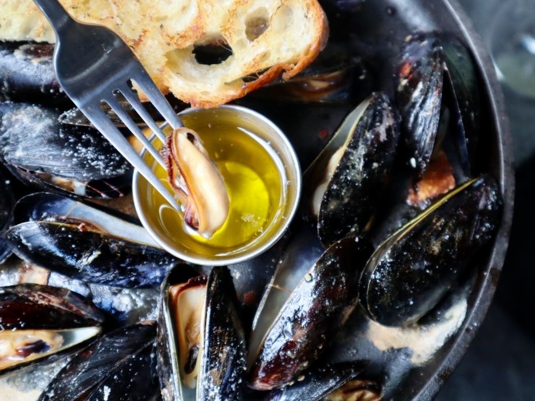 https://patch.com/img/cdn20/users/22976176/20220512/093729/styles/patch_image/public/old-school-skillet-roasted-mussels___12195951518.jpg