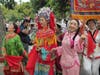 The Hakka Cloth Horse Array captivated the spectators with its vibrant, delightful charm. Tai Ji Men dizi transformed into characters like the bride, a maid, and a matchmaker, vividly reenacting the journey of an ancient wedding procession. 
