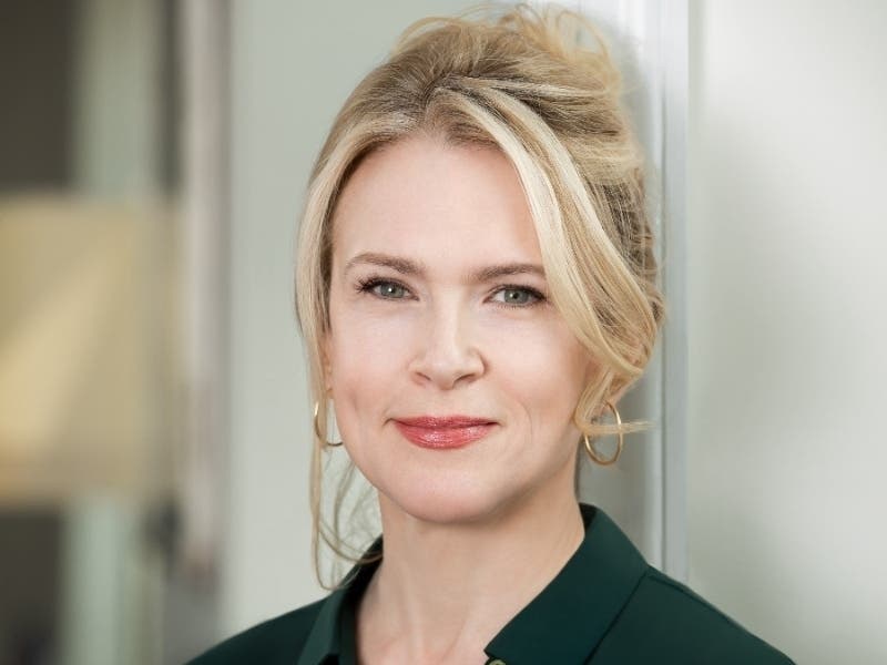 Mary Dixie Carter is the daughter of “Designing Women” star Dixie Carter and the step-daughter of actor Hal Holbrook – who famously portrayed Library founder, Mark Twain on the stage. 