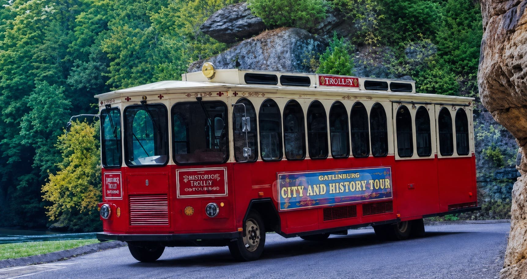 Wisconsin Dells Winery Trolley Tour For Adults Ages 45+ Full day Experience!