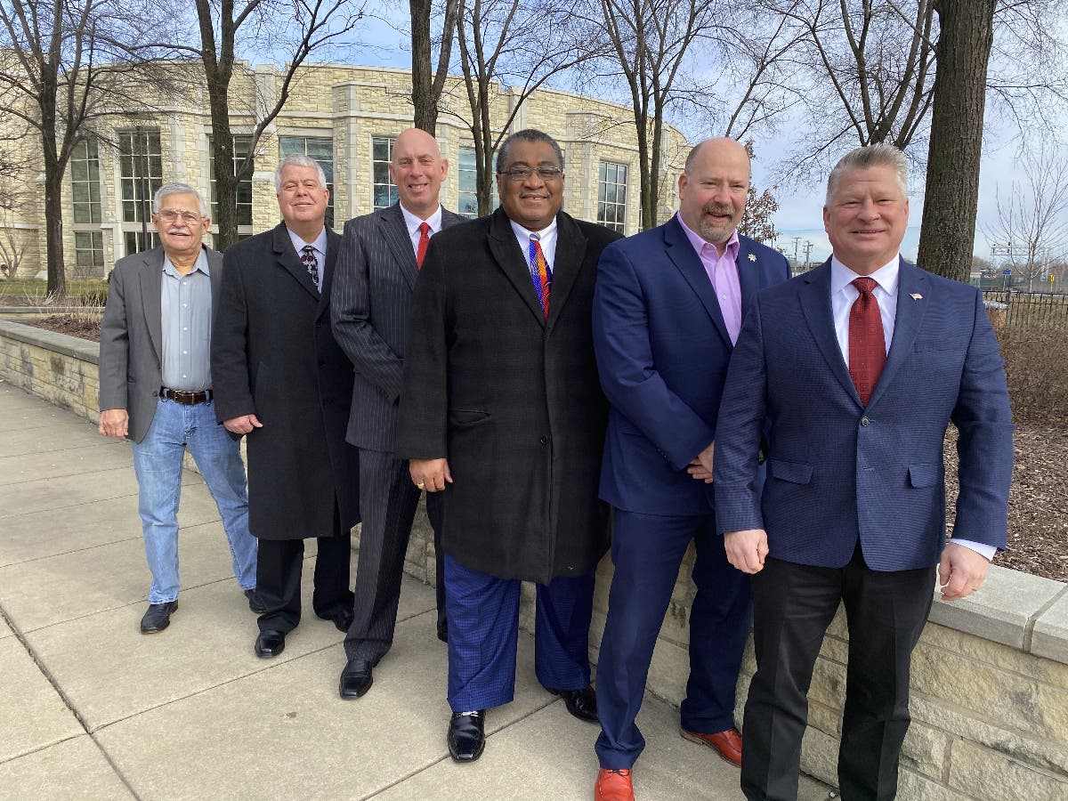 All five retired police chiefs endorse Warren Dorris for Joliet Council At Large. Dorris is the only candidate receiving the unanimous endorsement.