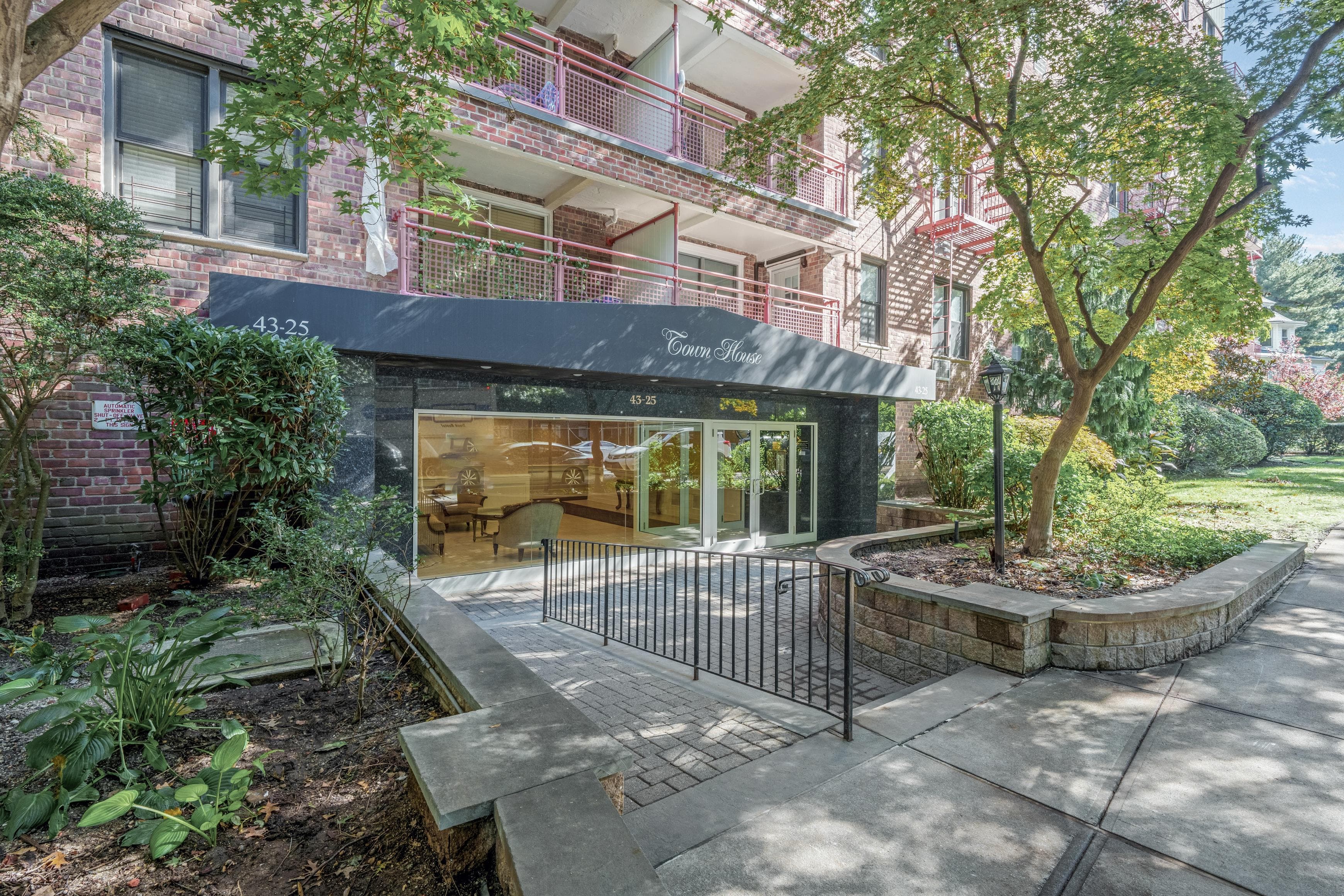 Douglaston 1 Bed Co-op with private entrance
